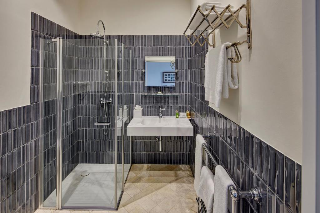 A bathroom at Palazzo Vecchio Taormina
