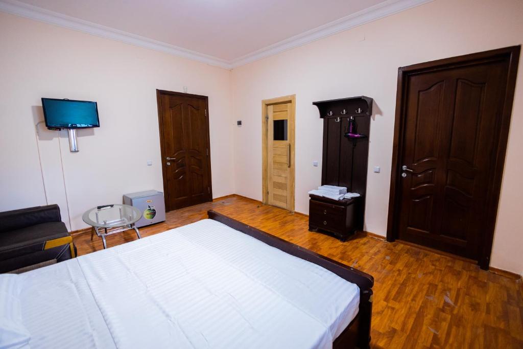 TV a/nebo společenská místnost v ubytování YAN HOTEL