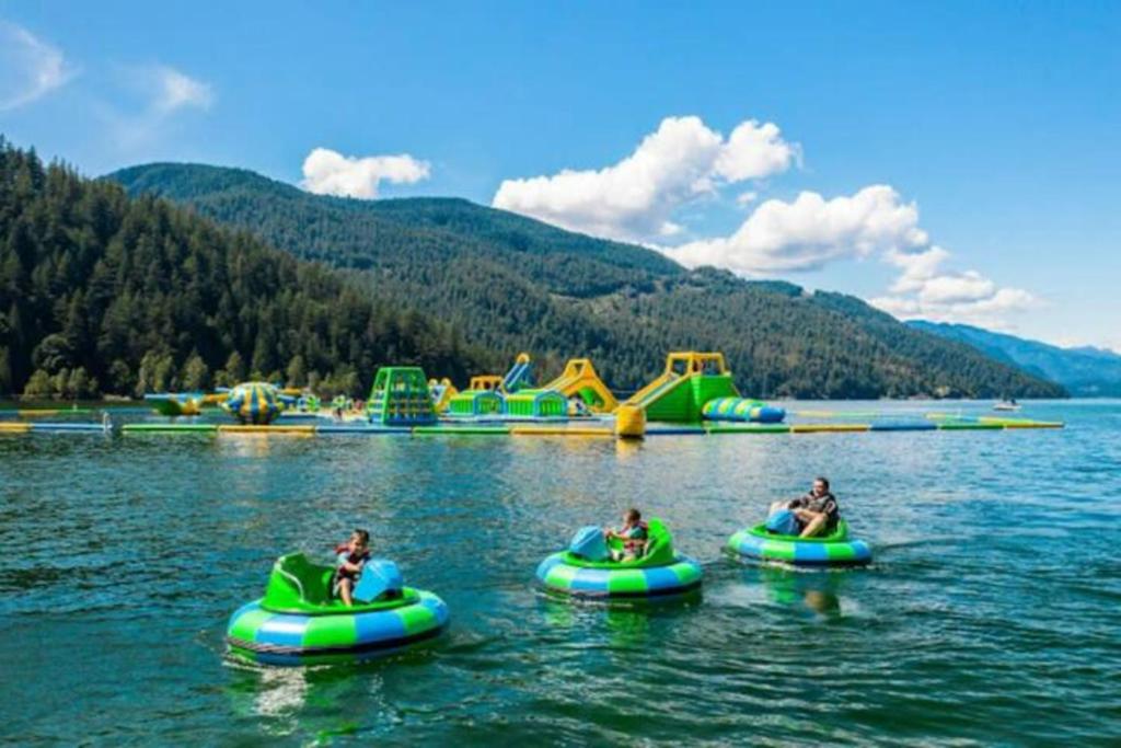 哈里森温泉Mountain View Penthouse 7BR Combo Unit Bliss的一群人乘水管骑行