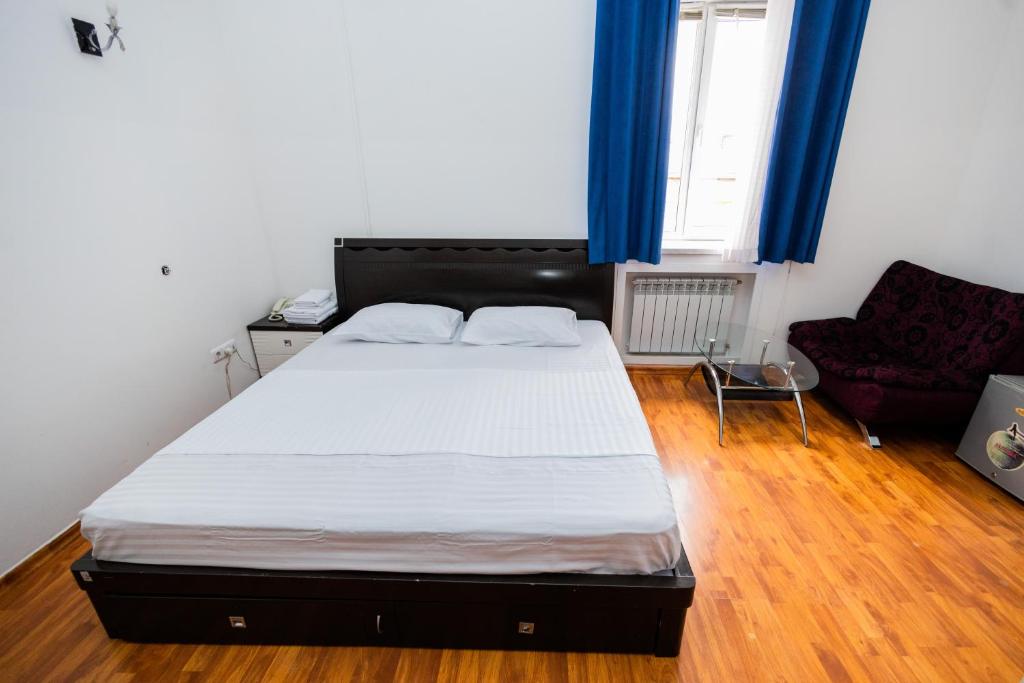 Postel nebo postele na pokoji v ubytování YAN HOTEL
