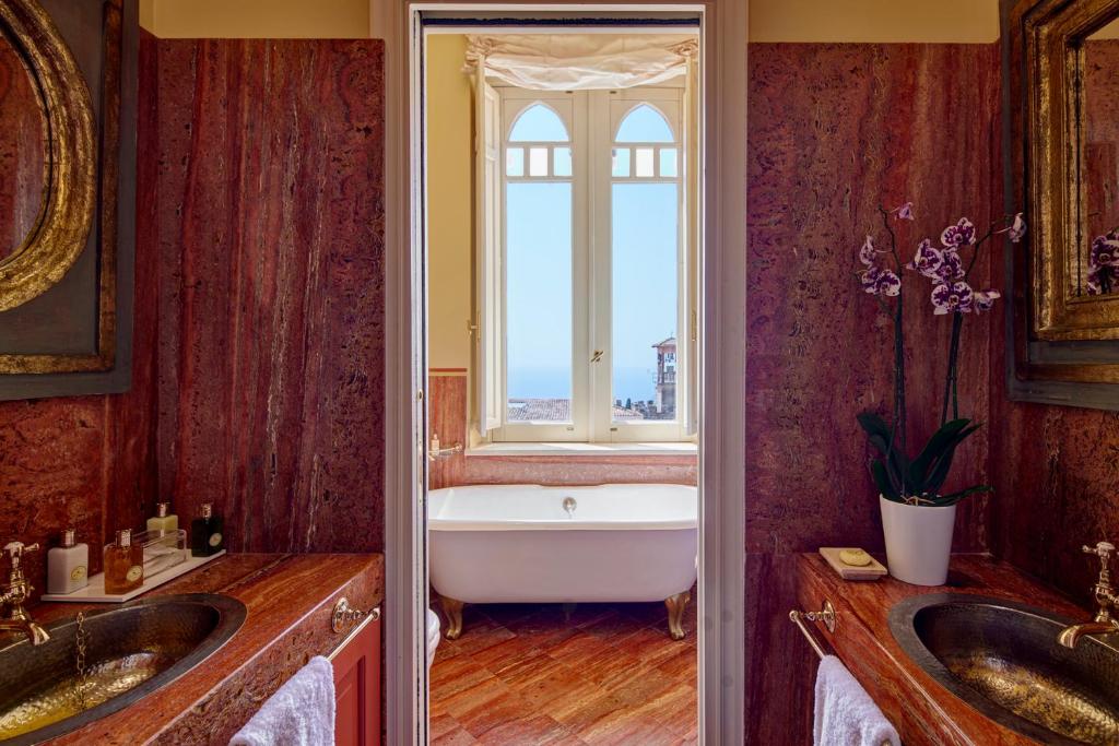 A bathroom at Palazzo Vecchio Taormina