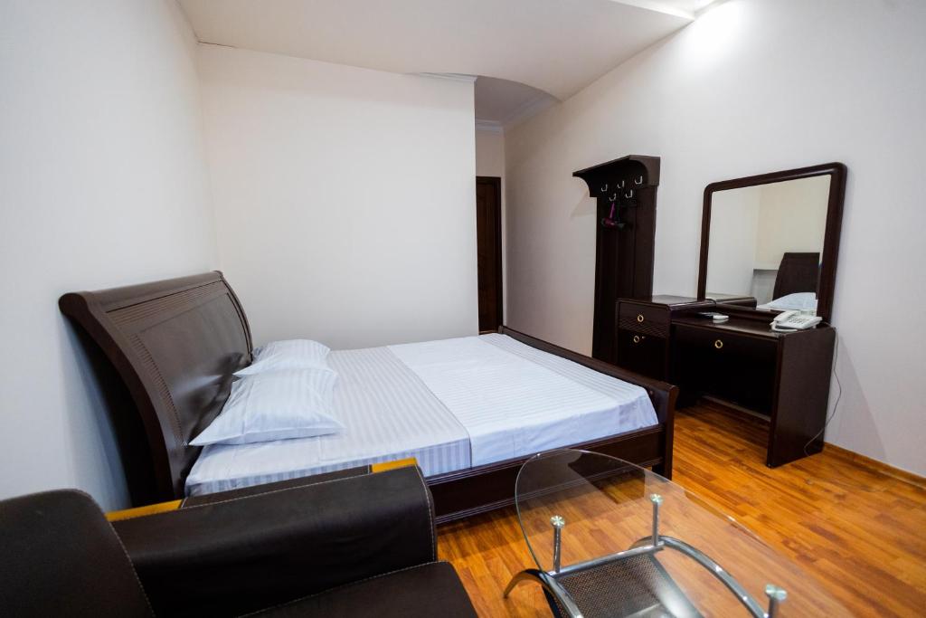 Postel nebo postele na pokoji v ubytování YAN HOTEL