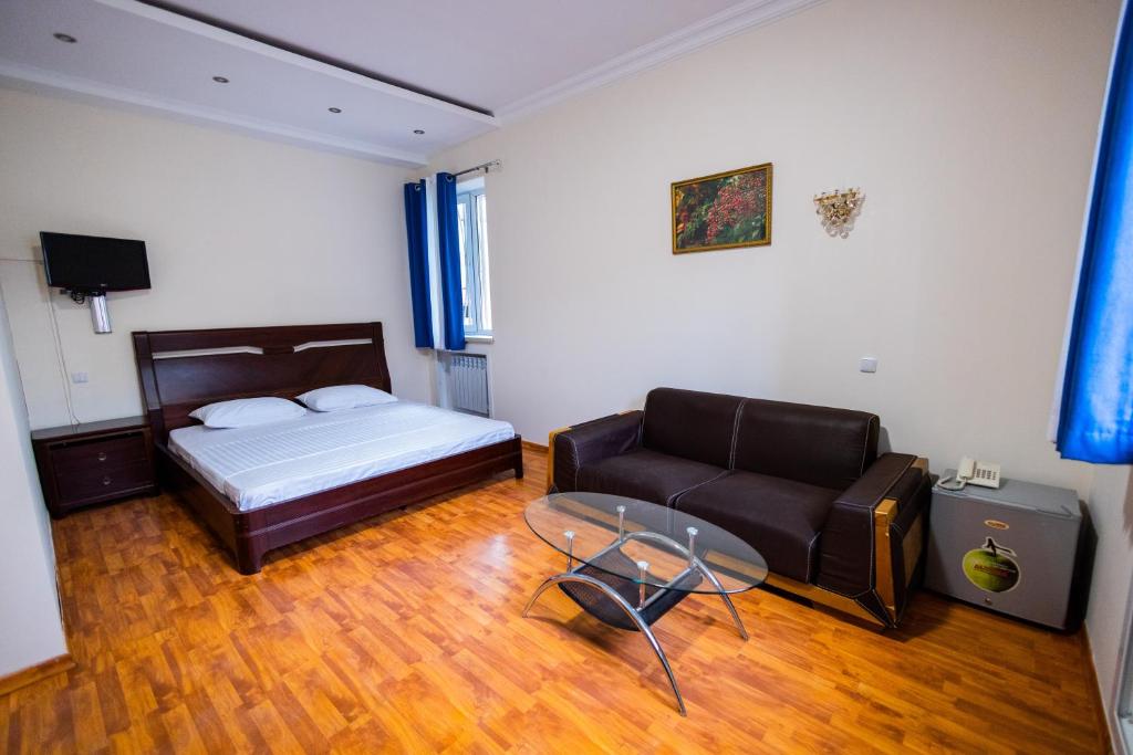 Postel nebo postele na pokoji v ubytování YAN HOTEL
