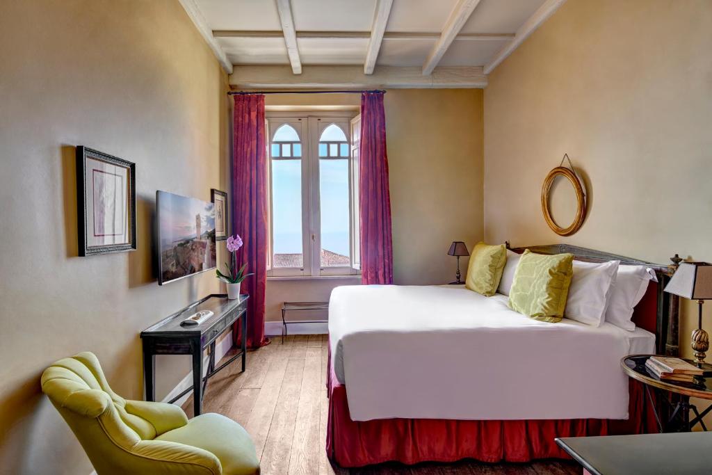 A bed or beds in a room at Palazzo Vecchio Taormina
