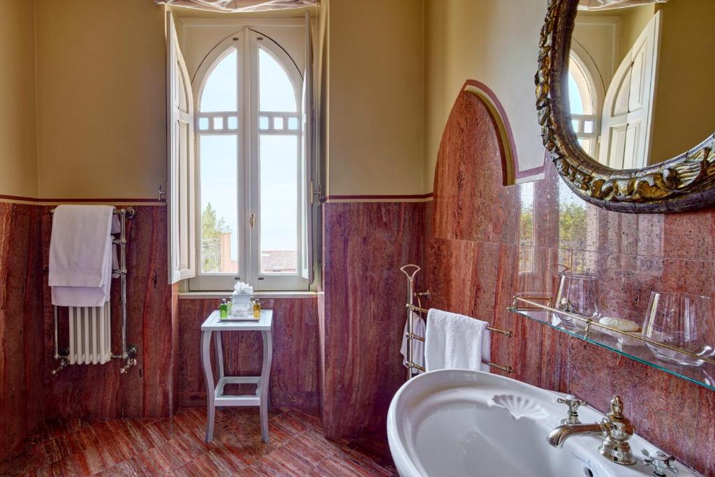 A bathroom at Palazzo Vecchio Taormina