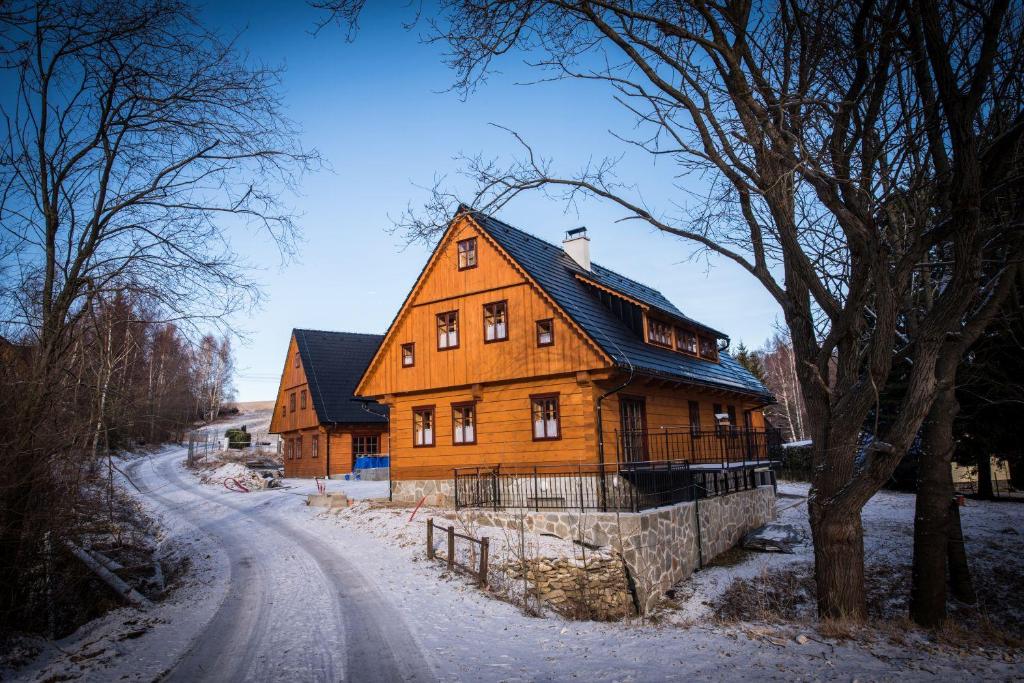 una grande casa di legno su una strada coperta di neve di Roubenka u sjezdovky - Bělá pod Pradědem – Filipovice a Filipovice