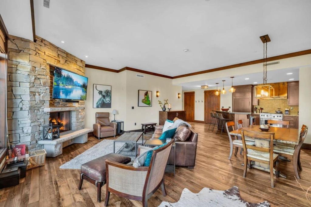 un salon avec une cheminée et une salle à manger dans l'établissement Ski-in Ski-out 2BR at Deer Valley, à Park City