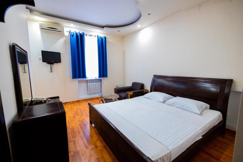 TV a/nebo společenská místnost v ubytování YAN HOTEL
