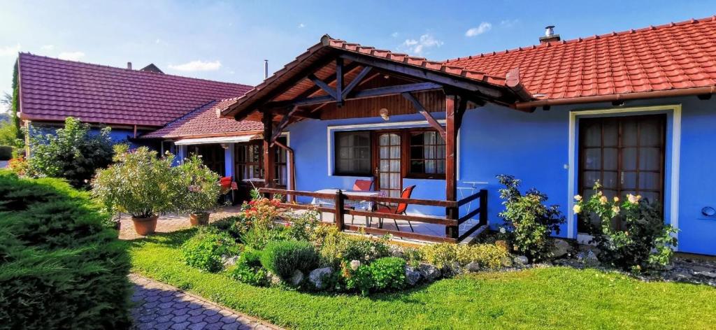 une maison bleue avec un toit rouge dans l'établissement Ferienwohnung für 2 Personen 1 Kind ca 35 qm in Zalakaros, Westungarn Zala - b56517, à Zalakaros