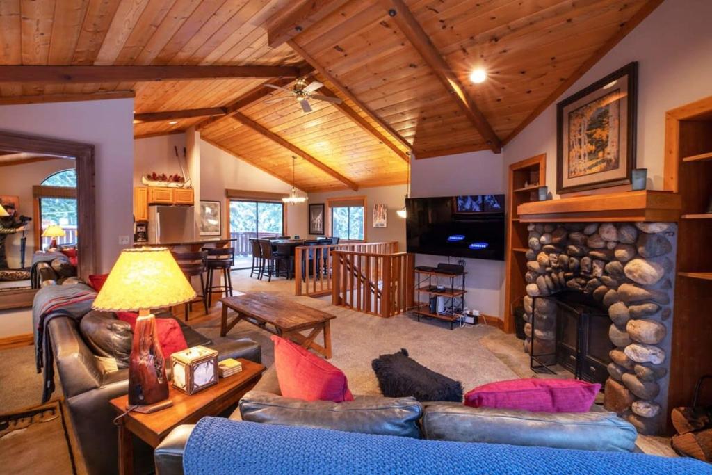ein Wohnzimmer mit Sofas und einem Kamin in der Unterkunft Modern 3BR Tahoe Cabin with Hot Tub in Tahoe City