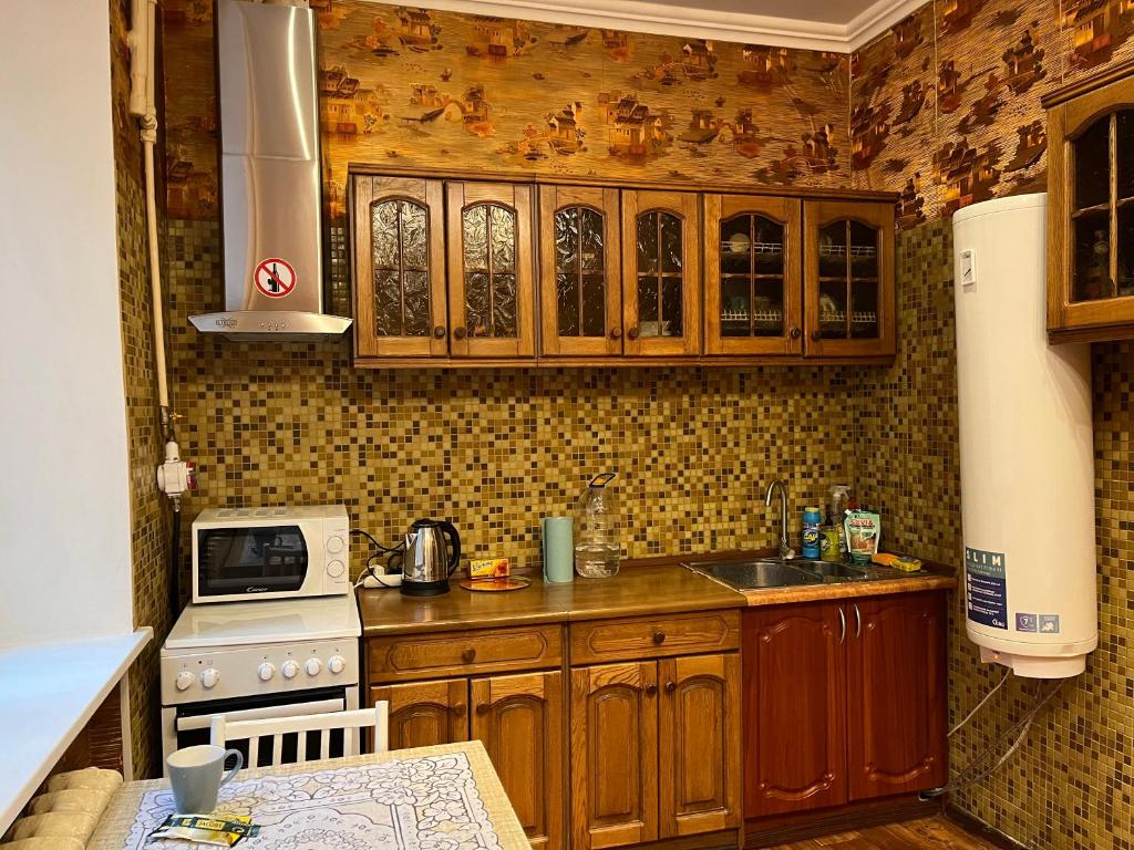 Kuchyň nebo kuchyňský kout v ubytování ArArAt-KLOVSKAYA HOSTEL-APARTMENTS KIEV