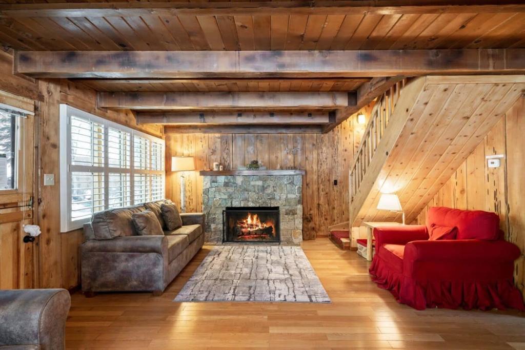 - un salon avec un canapé et une cheminée dans l'établissement 3BR Mountain Cabin-Near Beach & Slopes, à Homewood