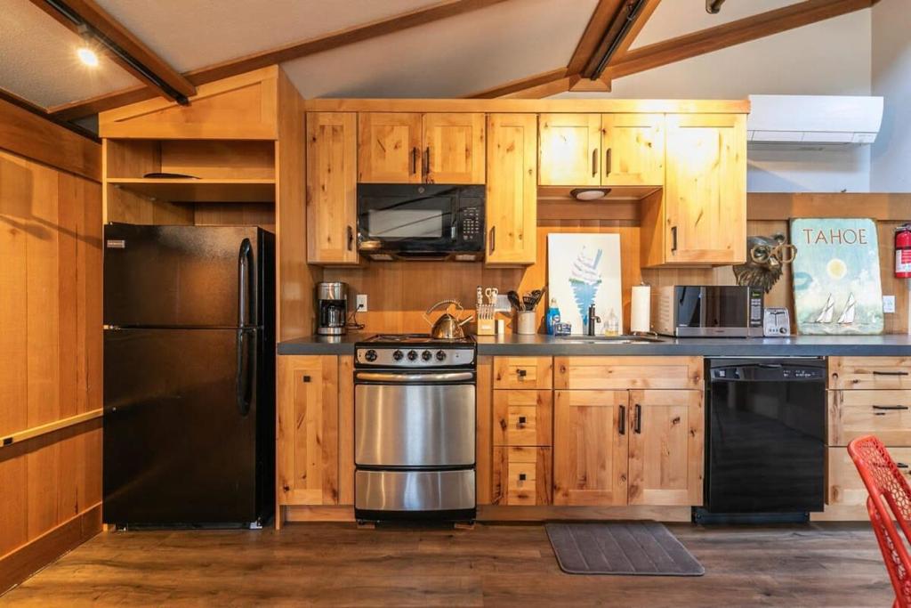 Kuchyň nebo kuchyňský kout v ubytování Studio with Incredible Location in Tahoe City