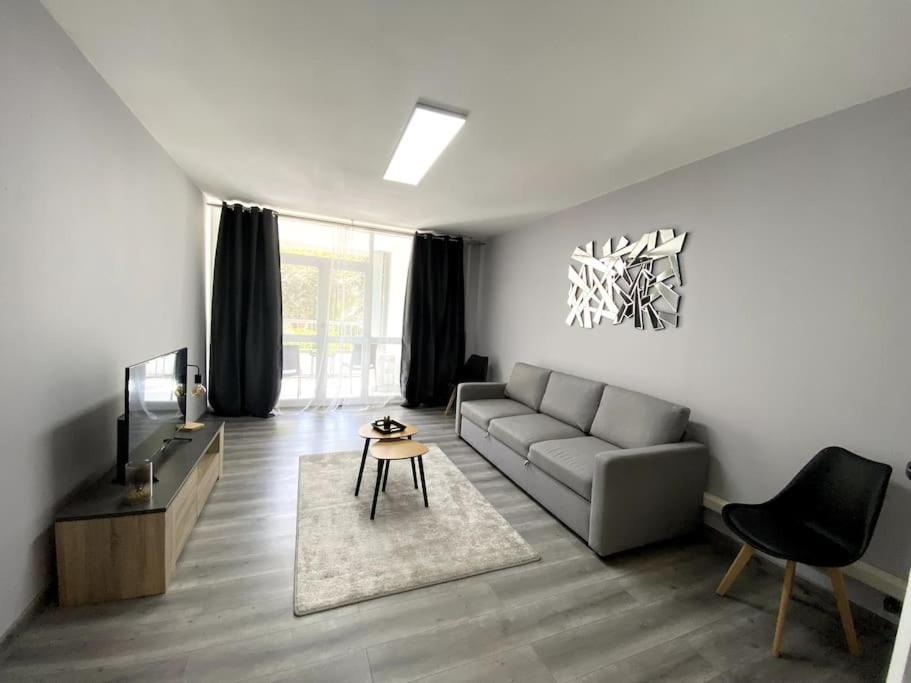 un salon avec un canapé et une table dans l'établissement Charmante T3 sur la Côte d’Azur, à Nice