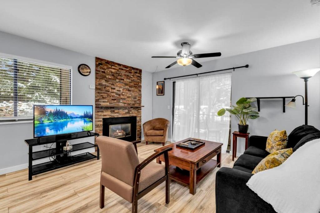 een woonkamer met een bank en een tv bij 1BD Near Canyons Village on FREE Shuttle Line in Park City