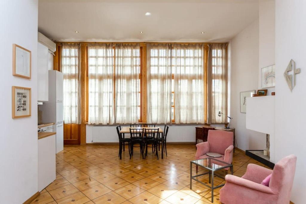 لابی و فضای عمومی Central Tbilisi Bright 1BR Gem - By Wehost - تصویر ۵