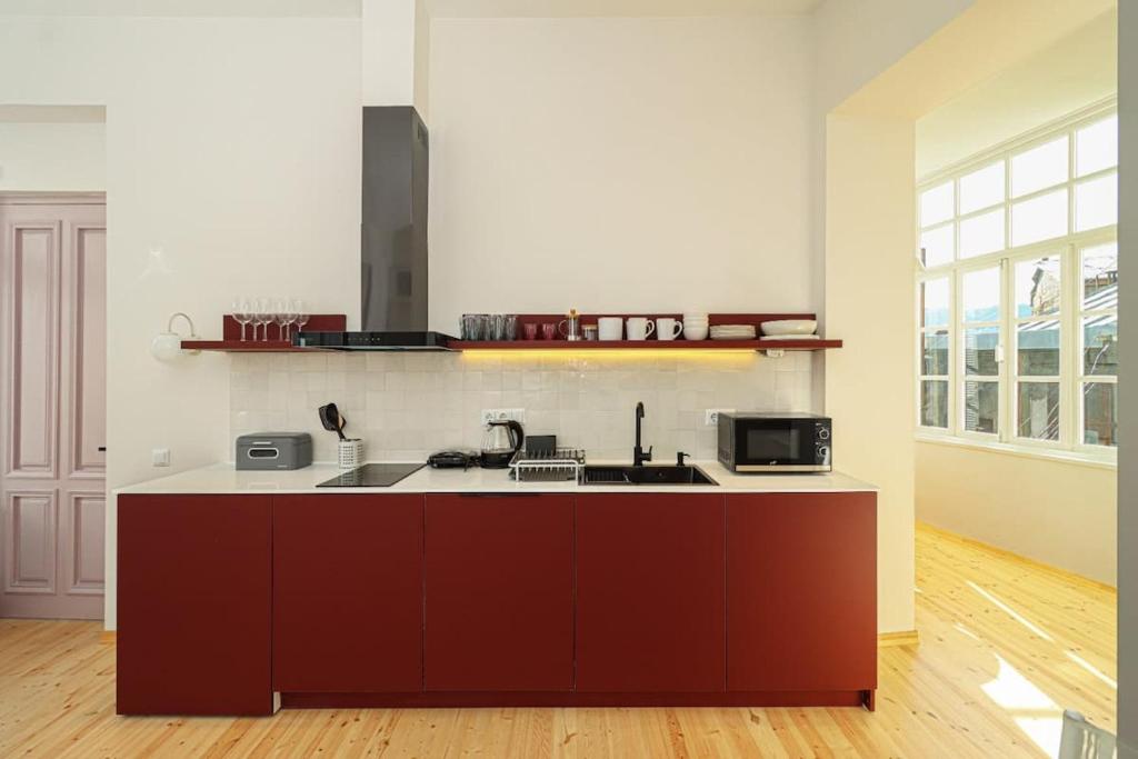 Kuchyň nebo kuchyňský kout v ubytování Stylish 2BR Apt in Tbilisi - By Wehost