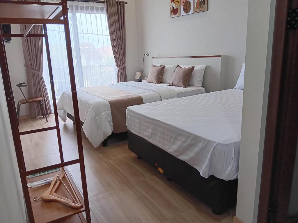 Postel nebo postele na pokoji v ubytování 44 Guest House Syariah
