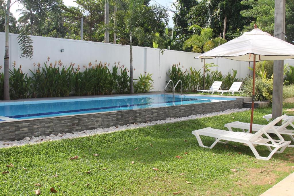 The swimming pool at or close to Harris Villa