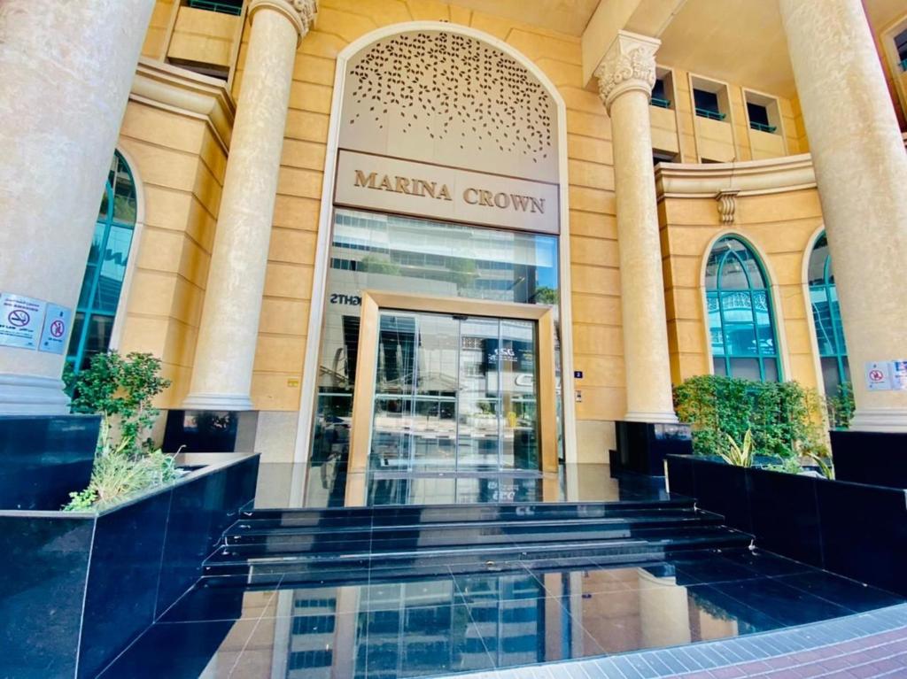Wonderful Master Rooms For Girls ONLY in Marina, Dubai في دبي: محل امام مبنى فيه باب زجاجي