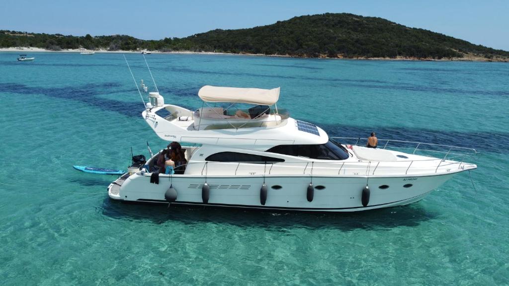 - un bateau blanc dans l'océan dans l'établissement Yacht le Yauta Porto Vecchio, à Porto-Vecchio