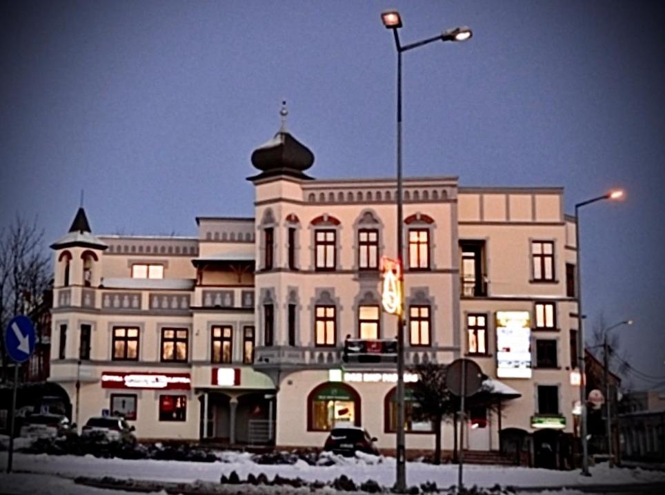 um grande edifício com uma cúpula em cima em Apartament Zamkowa 14 em Węgorzewo