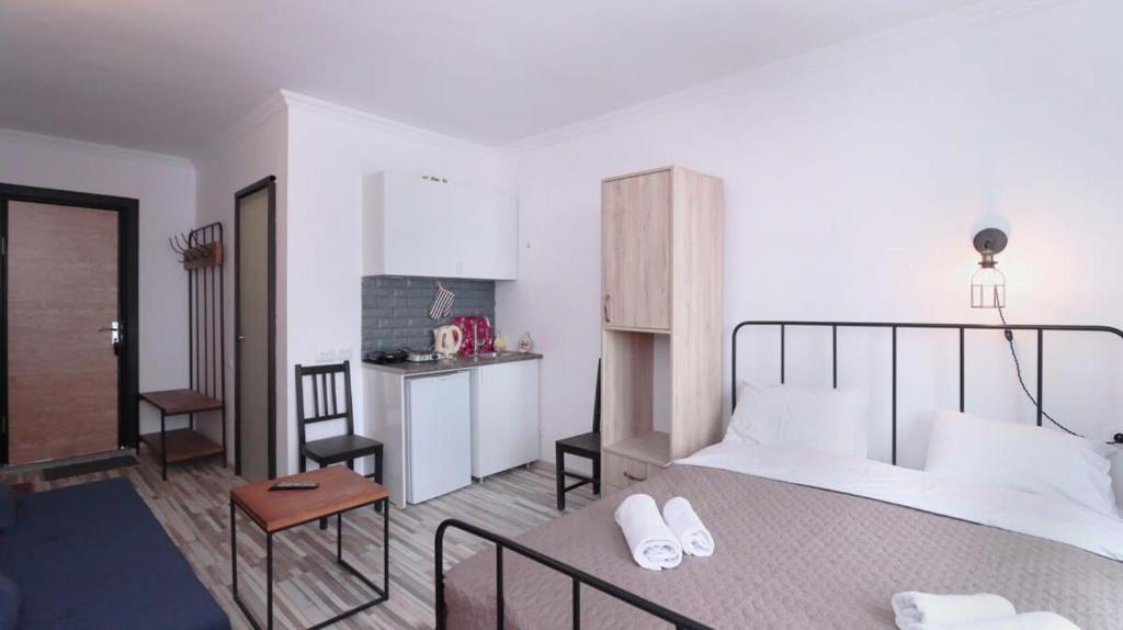 Il comprend une chambre avec un grand lit et une cuisine. dans l'établissement Ski In Out Apartment In New Gudauri For 4, à Goudaouri