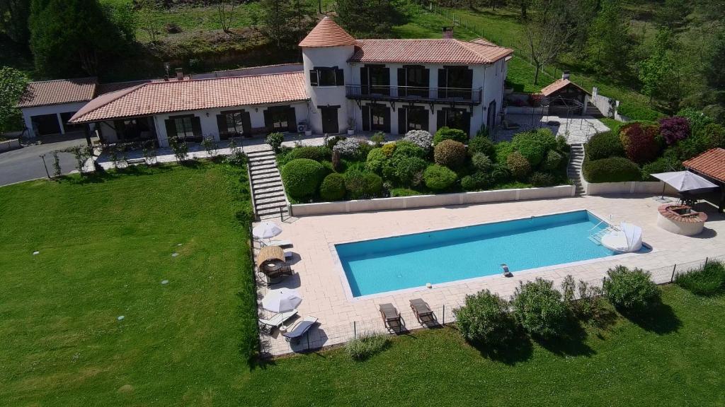 an aerial view of a house with a swimming pool at Appartements Vallée Verte in Razac-sur-lʼIsle