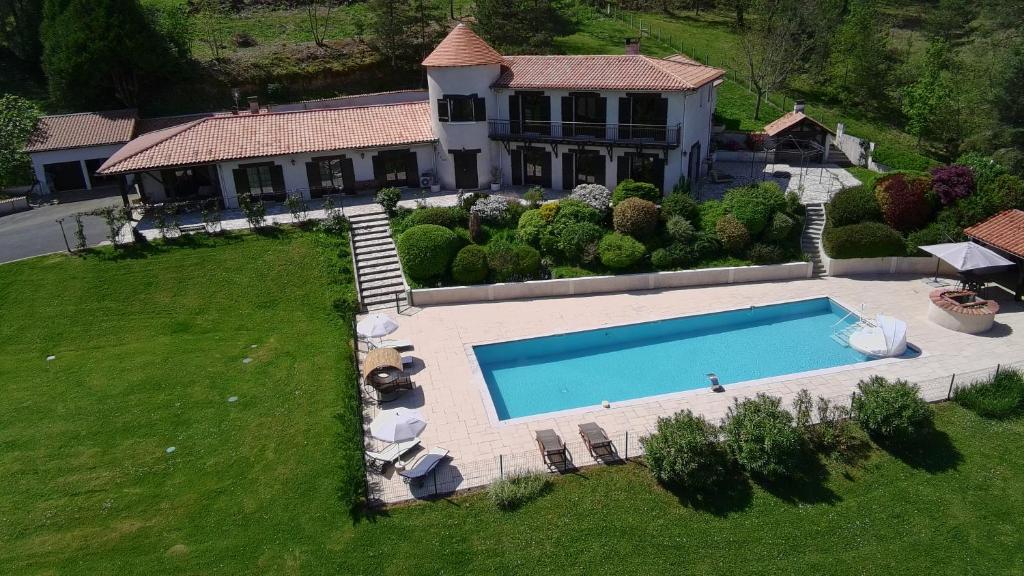 - une vue aérienne sur une maison avec une piscine dans l'établissement Appartements Vallée Verte, à Razac-sur-lʼIsle