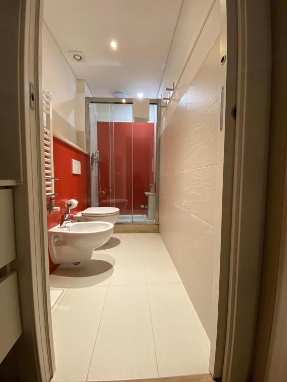 a bathroom with two toilets and a sink and a shower at Emma's House in Venice