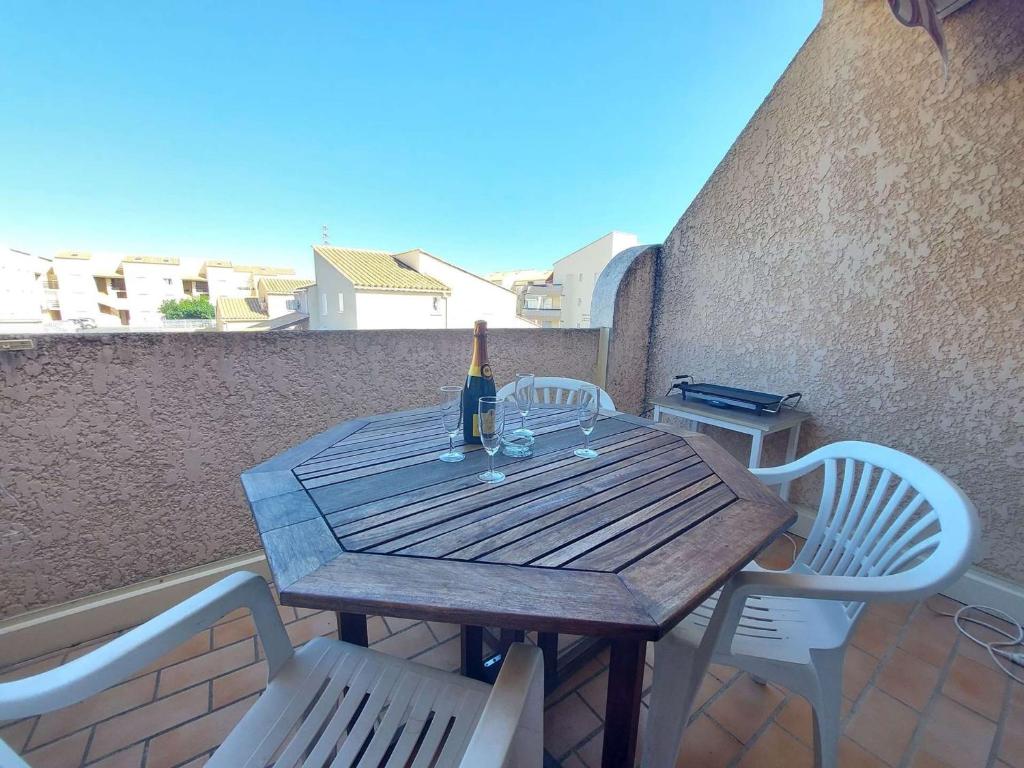 Balkón alebo terasa v ubytovaní Studio Cabine avec Terrasse, Piscine et Parking Privé à Marseillan - FR-1-326-774