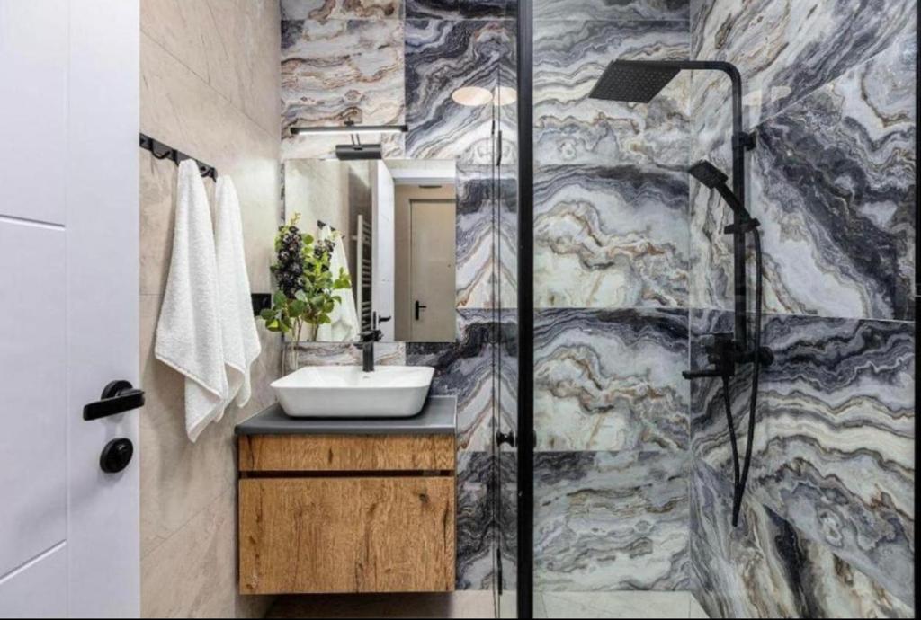 une salle de bain avec un lavabo et une douche dans l'établissement Umba with Love, à Nice