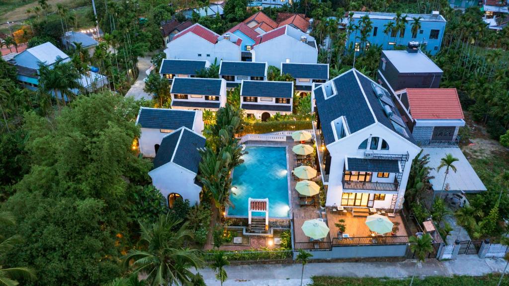 una vista aérea de una casa con piscina en Nghé Garden Resort Hội An by label6, en Hoi An