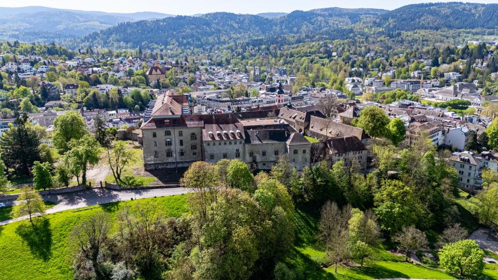 une vue aérienne sur la ville de Brasov dans l'établissement Stadtblick vom Herrengut, à Baden-Baden