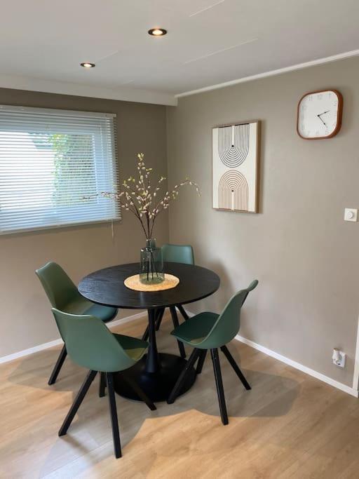 Posezení v ubytování Sfeervol chalet Hoenderloo, de Veluwe