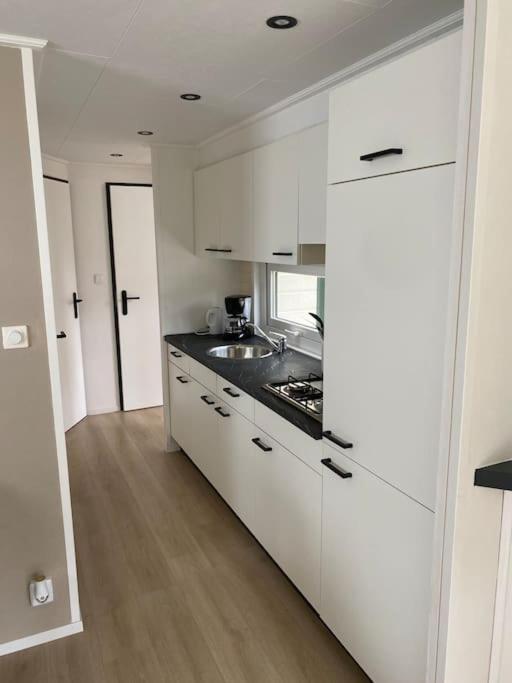 Kuchyň nebo kuchyňský kout v ubytování Sfeervol chalet Hoenderloo, de Veluwe