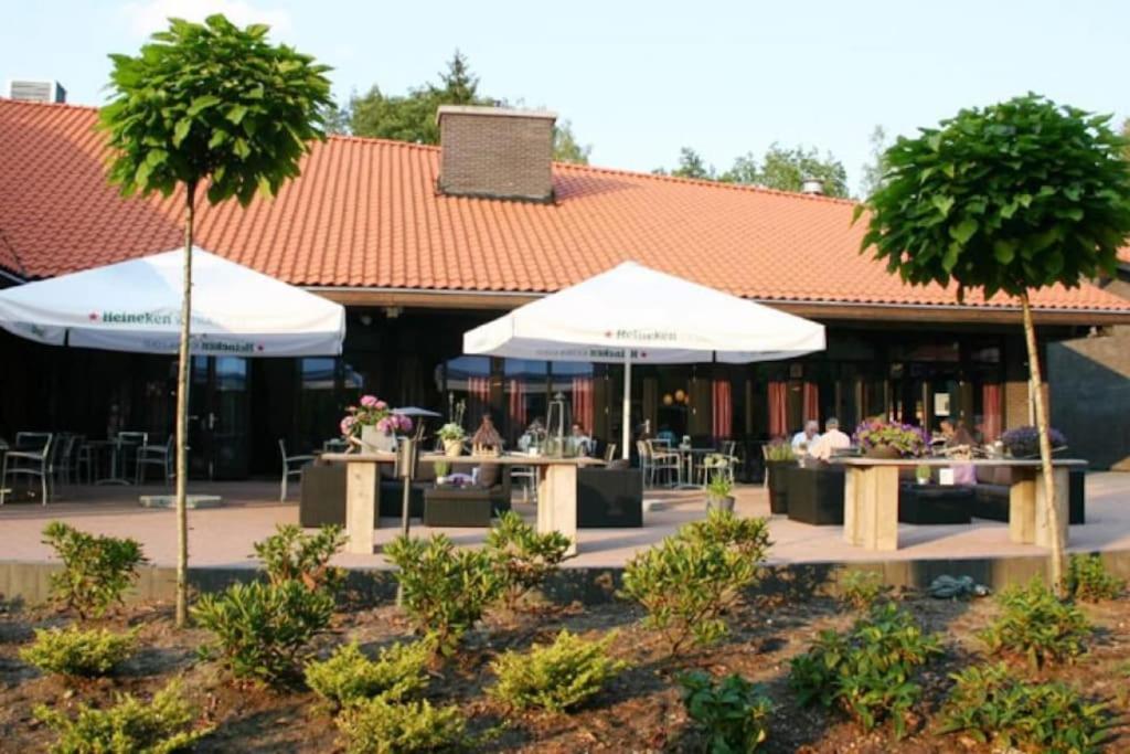 Restaurace v ubytování Sfeervol chalet Hoenderloo, de Veluwe