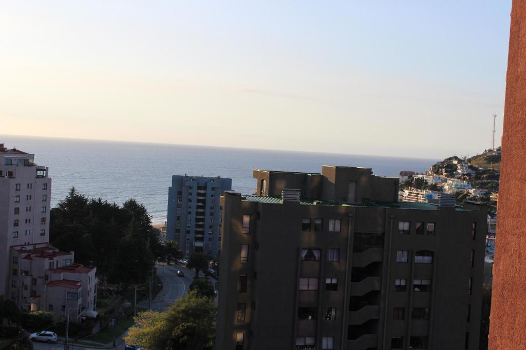 vistas al océano desde un edificio en Apartamento en Reñaca con Vista al Mar, en Viña del Mar