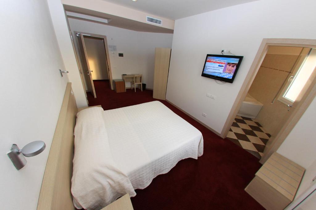 a bedroom with a white bed and a television at Park Hotel Italia in Tezze sul Brenta