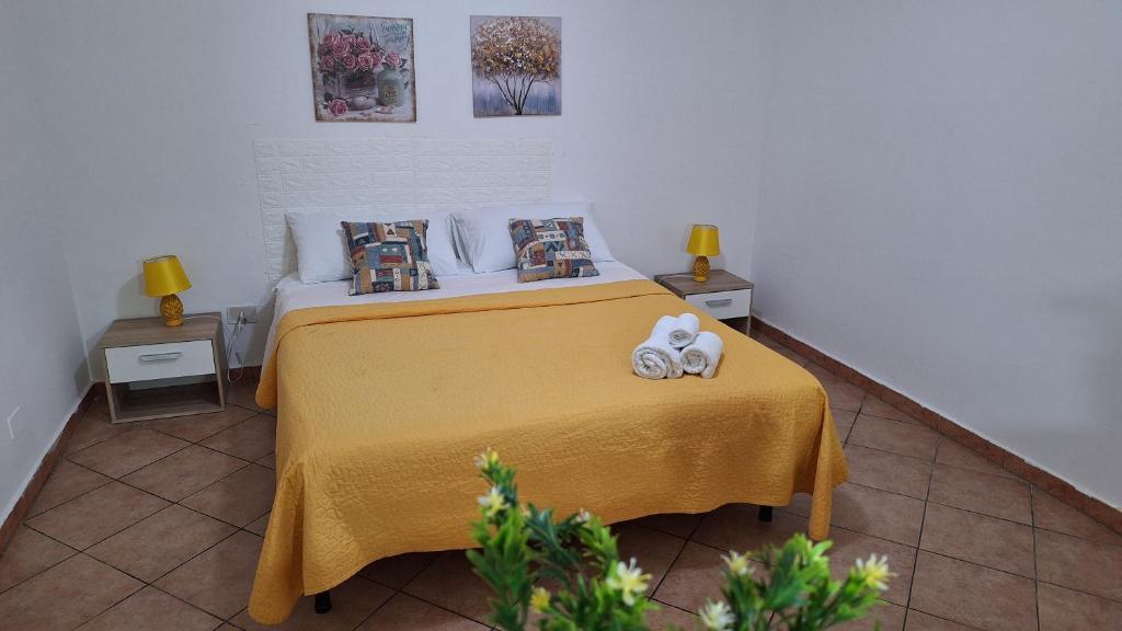 un dormitorio con una cama con dos animales de peluche en PAPIRETO'S HOME, en Palermo