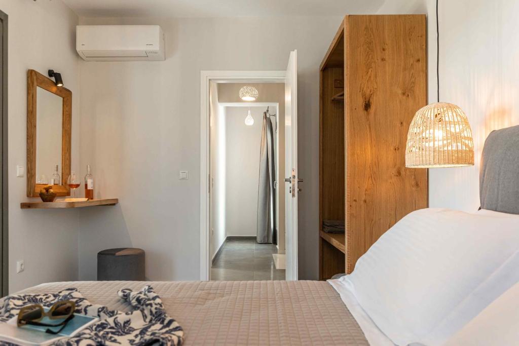 Postel nebo postele na pokoji v ubytování Ktima Drilli - Experience the authentic Naxian lifestyle