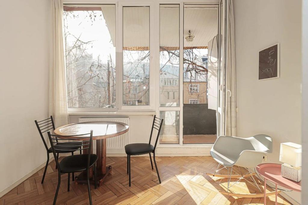 تصویر اتاق‌های Cozy and Stylish Apt Next to Stamba and Rooms - تصویر ۲