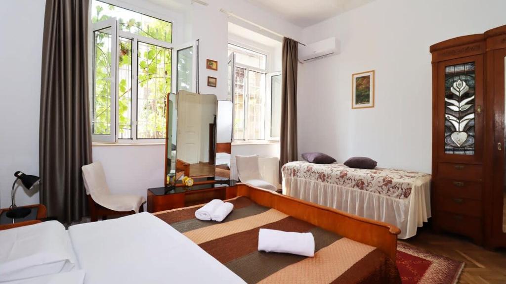 - une chambre avec 2 lits et un miroir dans l'établissement Stylish Apartment in the city center, à Tbilissi