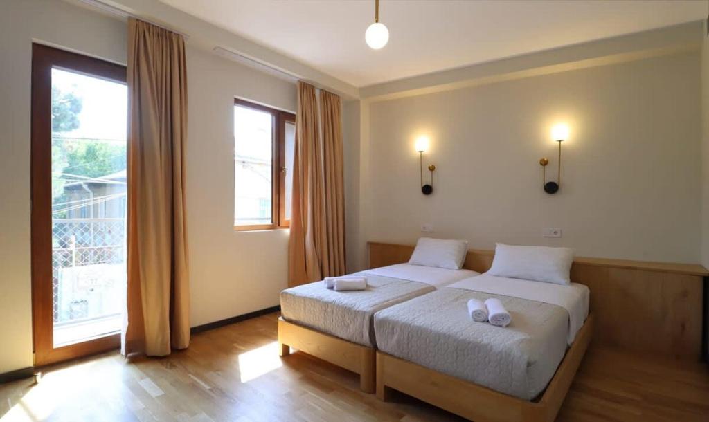 een slaapkamer met een bed en een groot raam bij Charming 1BR Apartment In the Old Tbilisi in Tbilisi City