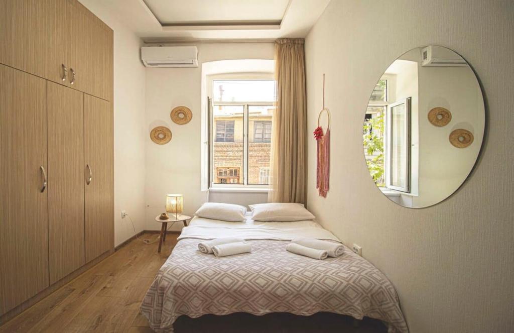 Cozy Studio Apartment In the Center - By Wehost در تفلیس