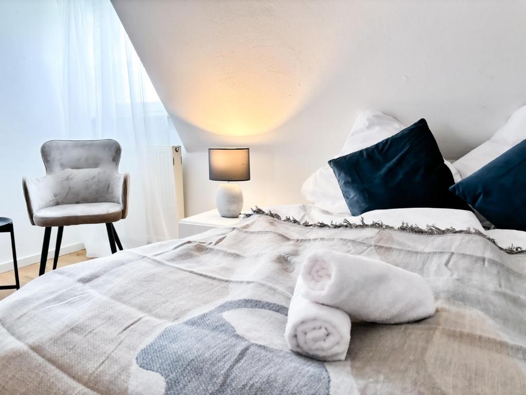 1 dormitorio con 1 cama con toallas en ThinkPink! Apartment Ennepetal * Sehr modern * Top Lage en Ennepetal
