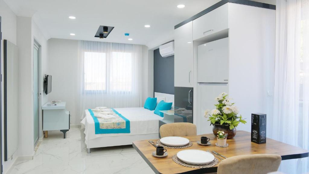 een woonkamer met een bed en een eettafel bij KRABİ APART in Antalya