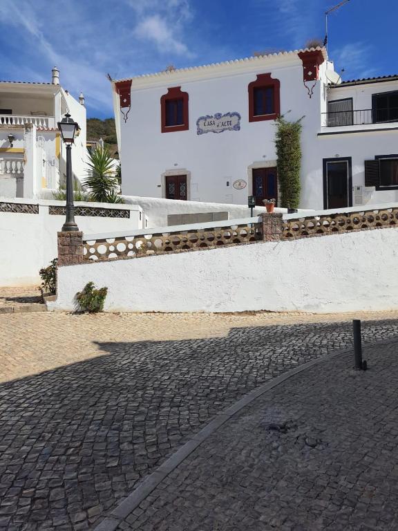 a white building with a street light in front of it at Casa d´Alte in Alte