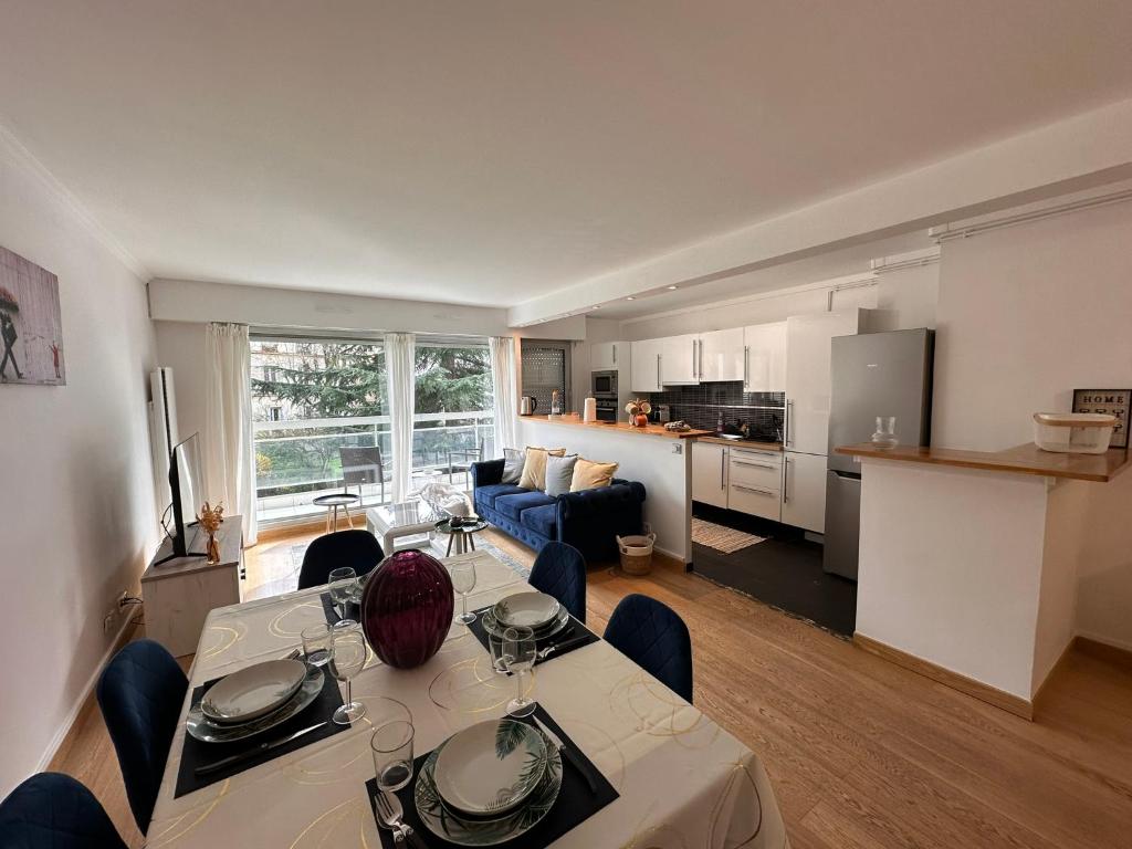 a kitchen and living room with a table and chairs at Cosy apartment at Gates of Paris in Vincennes