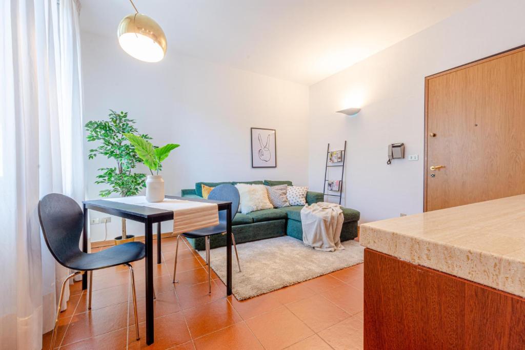 ein Wohnzimmer mit einem Sofa und einem Tisch in der Unterkunft Tra Storia, Benessere e Natura in Montecatini Terme